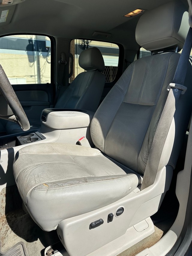 GMC Sierra 2500HD Vehicle Full-screen Gallery Image 12