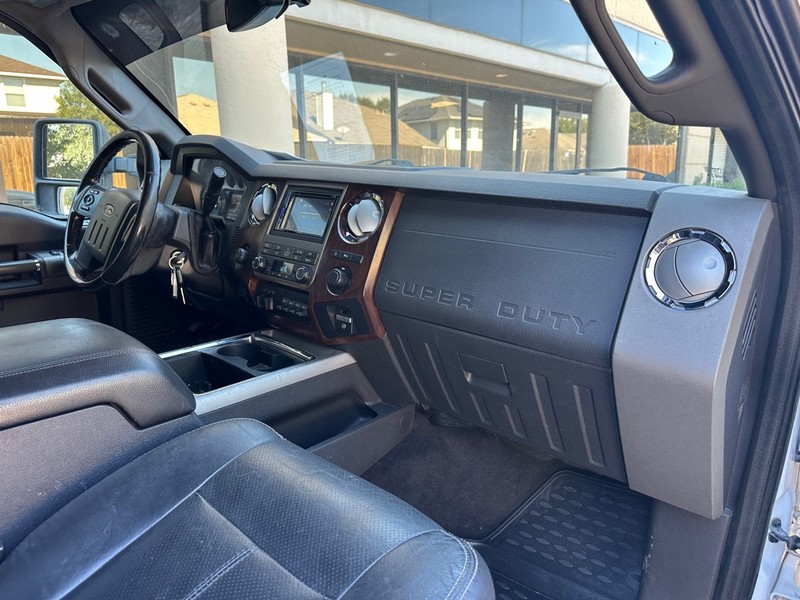 Ford Super Duty F-250 SRW Vehicle Full-screen Gallery Image 13