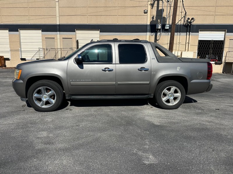Chevrolet Avalanche Vehicle Full-screen Gallery Image 02