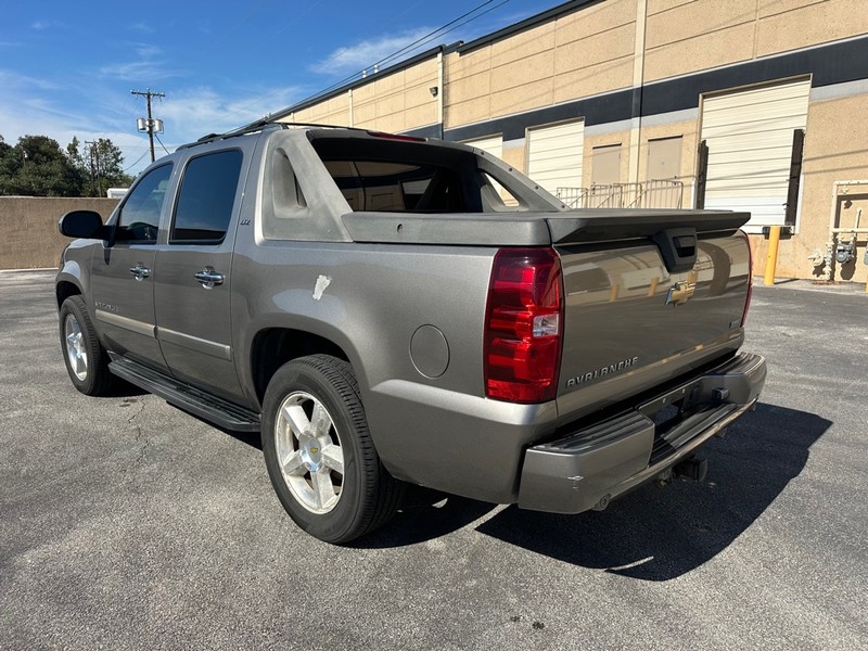 Chevrolet Avalanche Vehicle Full-screen Gallery Image 03