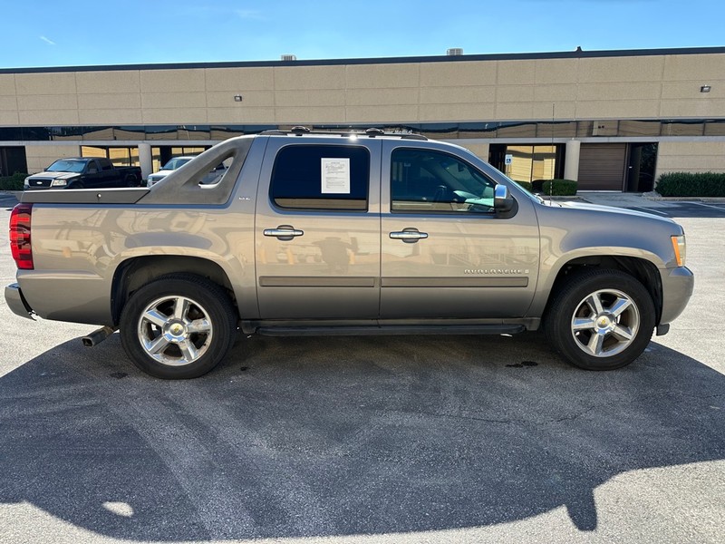 Chevrolet Avalanche Vehicle Full-screen Gallery Image 05