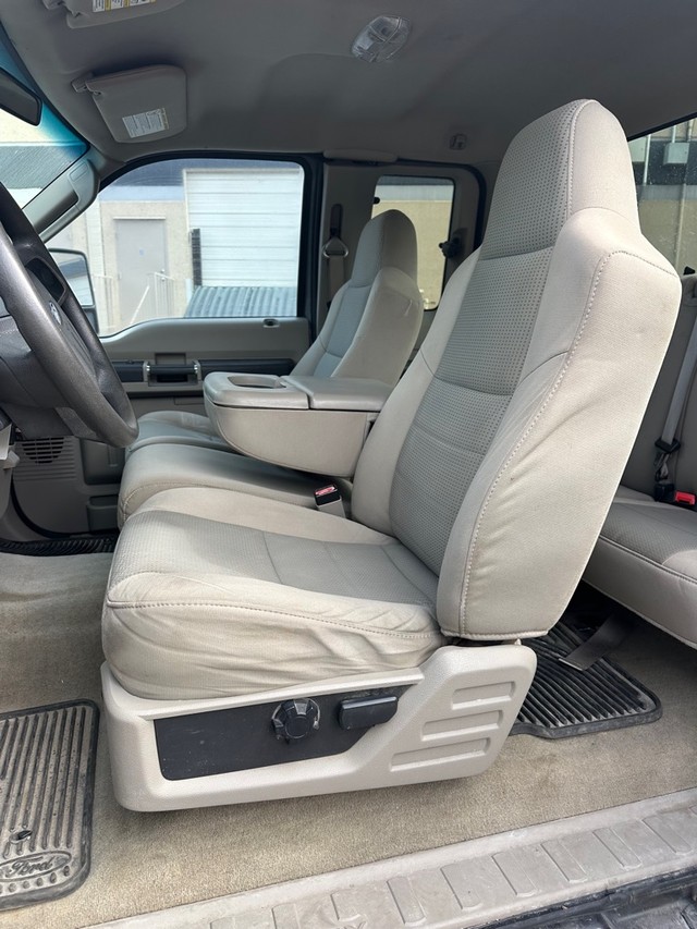 Ford Super Duty F-250 SRW Vehicle Full-screen Gallery Image 11