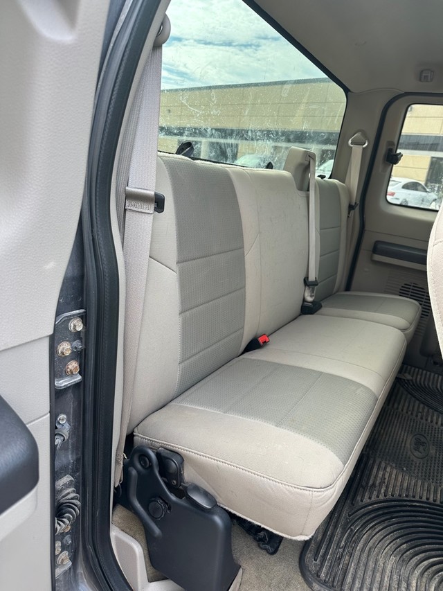 Ford Super Duty F-250 SRW Vehicle Full-screen Gallery Image 14