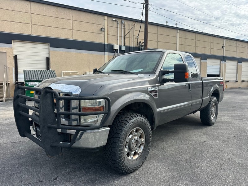 Ford Super Duty F-250 SRW Vehicle Full-screen Gallery Image 01