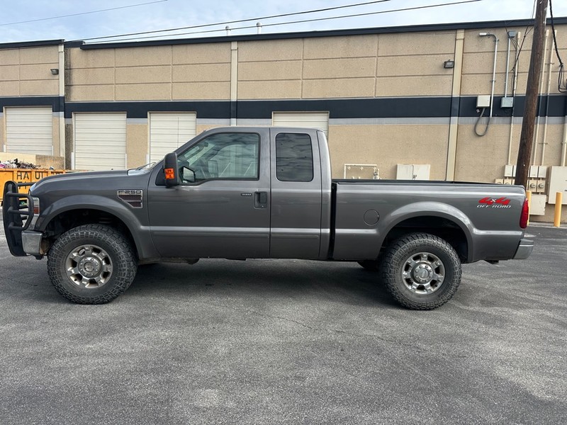 Ford Super Duty F-250 SRW Vehicle Full-screen Gallery Image 02
