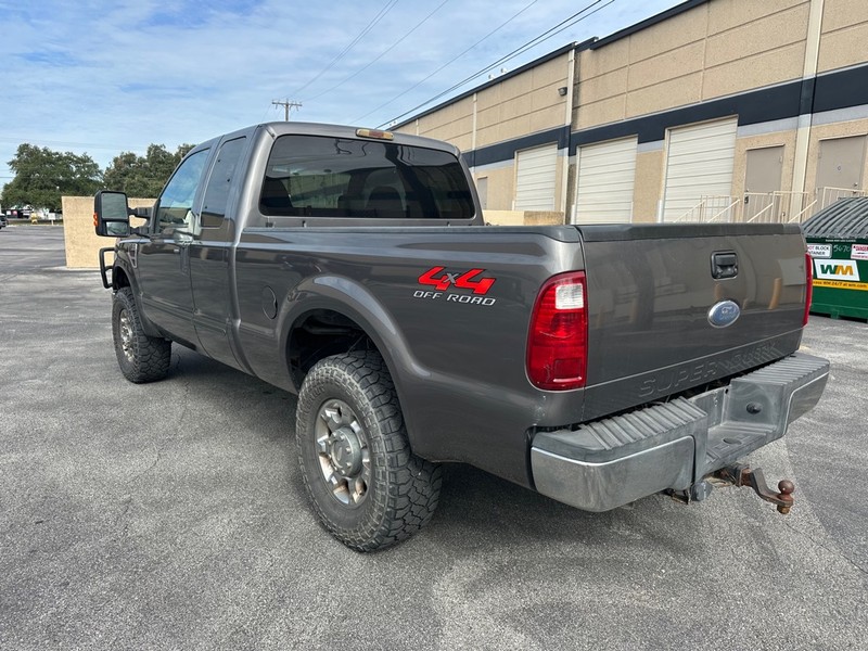 Ford Super Duty F-250 SRW Vehicle Full-screen Gallery Image 03