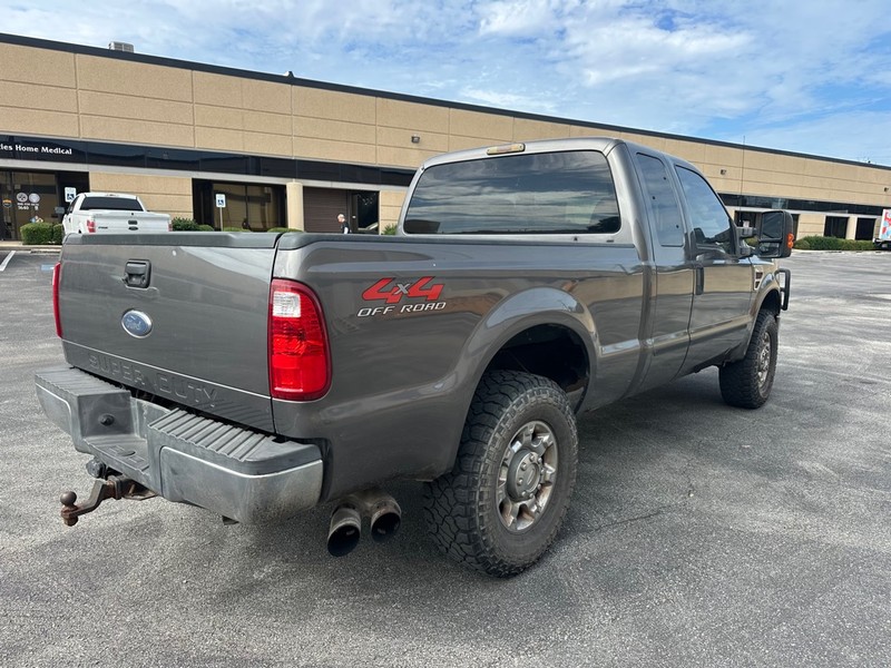 Ford Super Duty F-250 SRW Vehicle Full-screen Gallery Image 04