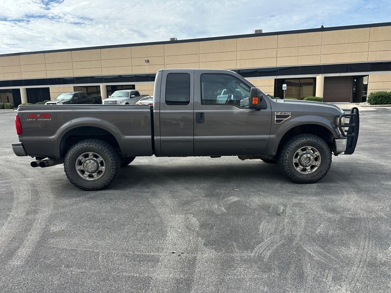Ford Super Duty F-250 SRW Vehicle Full-screen Gallery Image 05