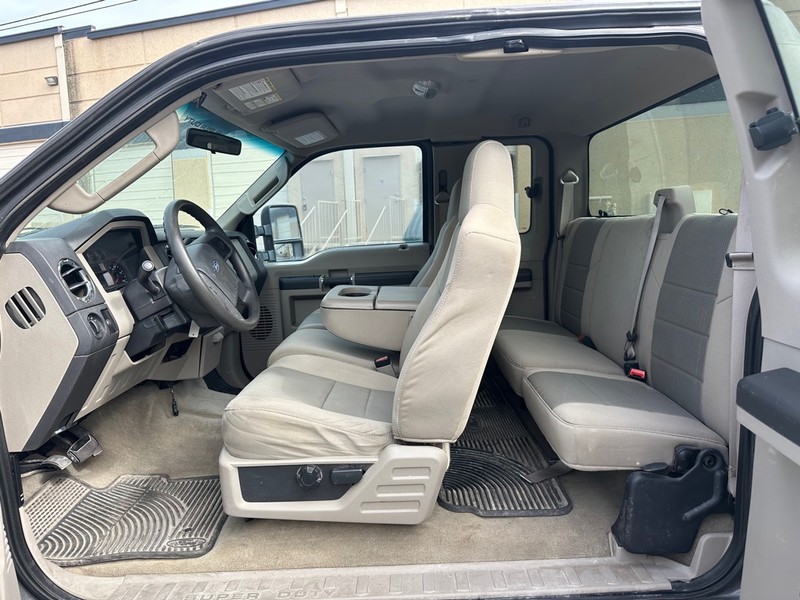 Ford Super Duty F-250 SRW Vehicle Full-screen Gallery Image 09