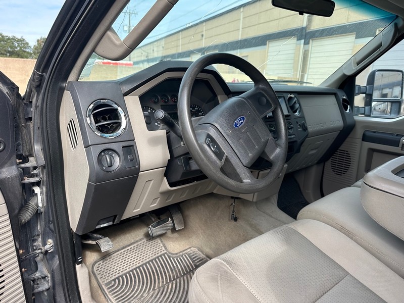 Ford Super Duty F-250 SRW Vehicle Full-screen Gallery Image 12