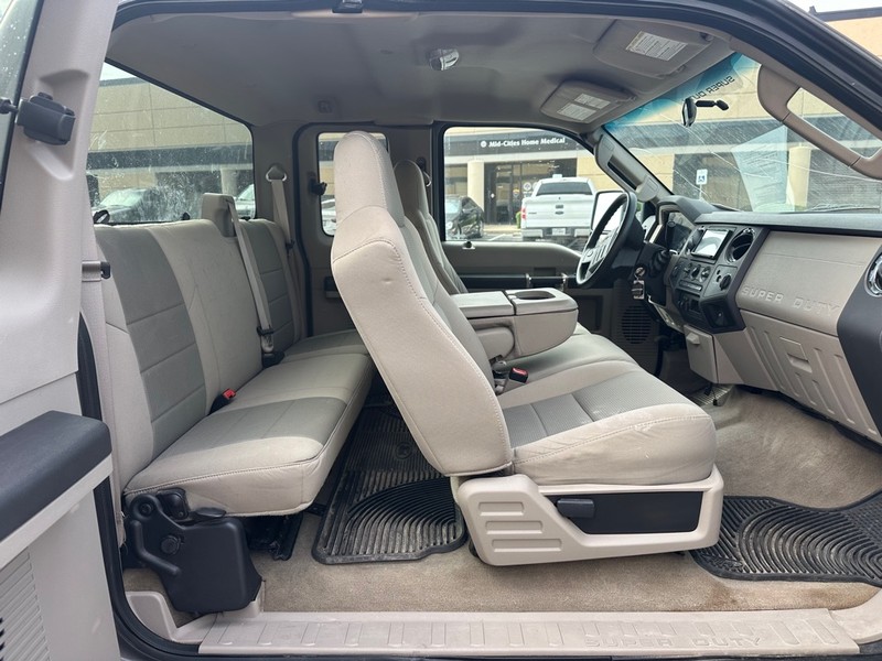 Ford Super Duty F-250 SRW Vehicle Full-screen Gallery Image 13