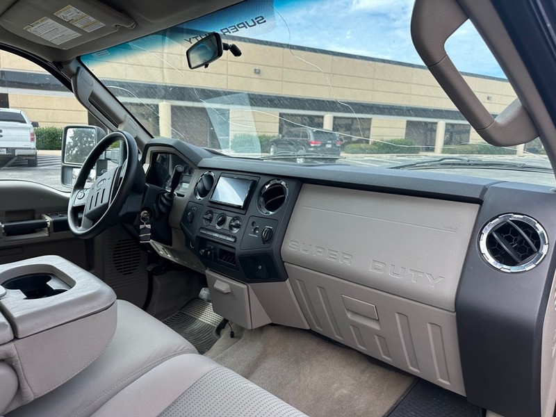 Ford Super Duty F-250 SRW Vehicle Full-screen Gallery Image 16