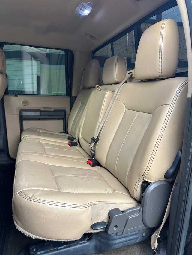 Ford Super Duty F-350 DRW Vehicle Full-screen Gallery Image 12