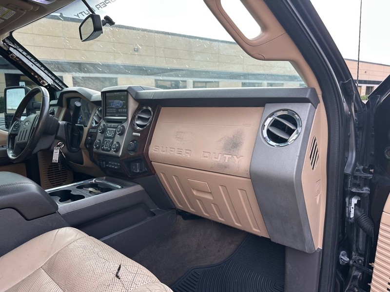 Ford Super Duty F-350 DRW Vehicle Full-screen Gallery Image 25