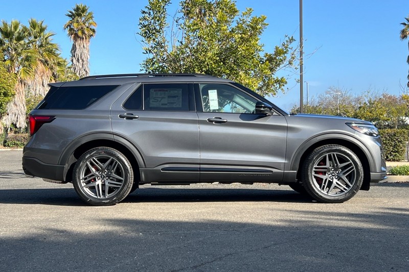 Ford Explorer Vehicle Full-screen Gallery Image 02