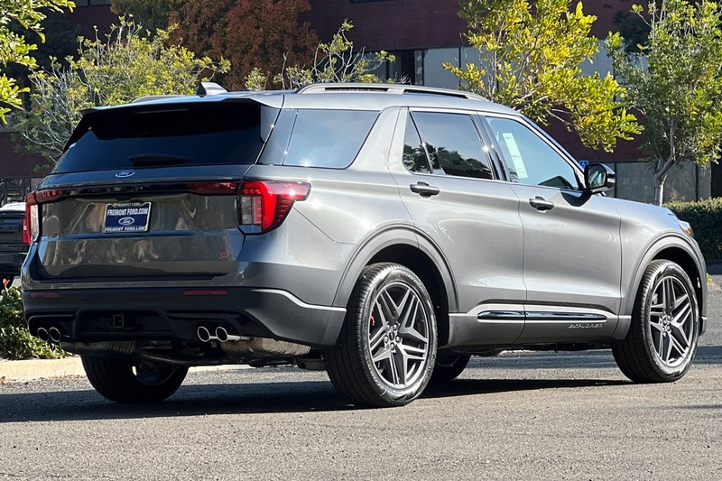 Ford Explorer Vehicle Full-screen Gallery Image 03