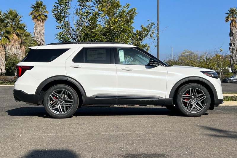 Ford Explorer Vehicle Full-screen Gallery Image 02