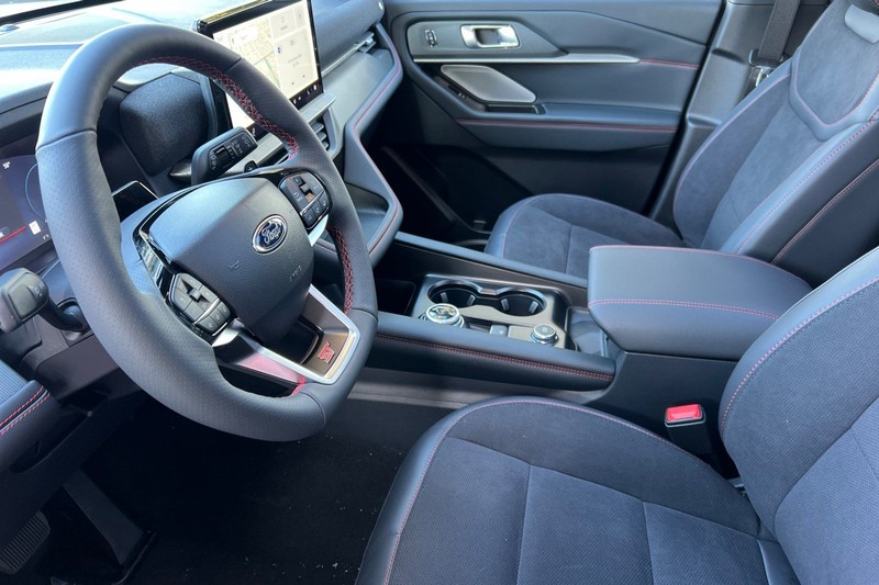 Ford Explorer Vehicle Full-screen Gallery Image 09