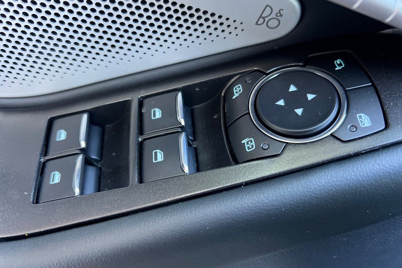 Ford Explorer Vehicle Full-screen Gallery Image 10