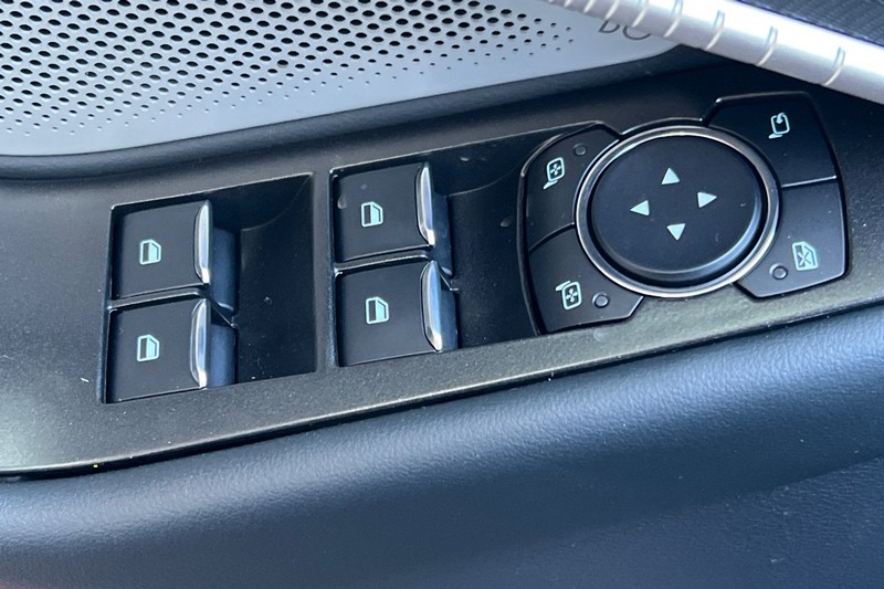 Ford Explorer Vehicle Full-screen Gallery Image 11