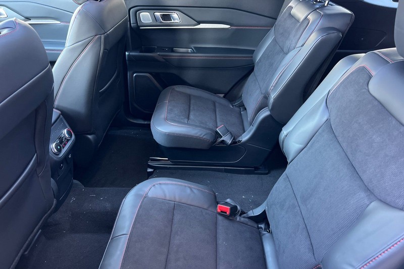 Ford Explorer Vehicle Full-screen Gallery Image 12