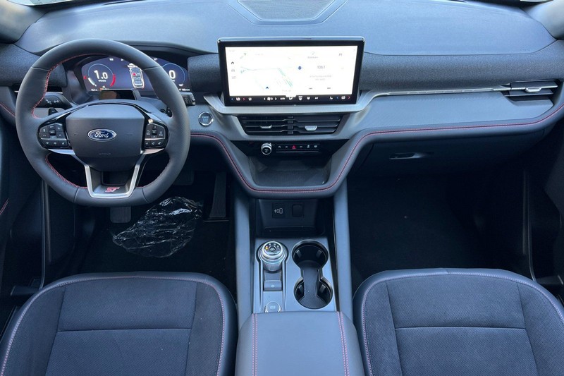 Ford Explorer Vehicle Full-screen Gallery Image 13