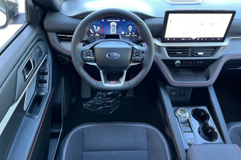 Ford Explorer Vehicle Full-screen Gallery Image 14