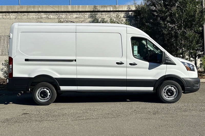 Ford Transit-250 Vehicle Full-screen Gallery Image 02
