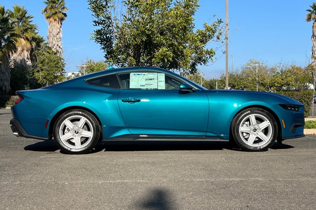 Ford Mustang Vehicle Full-screen Gallery Image 02