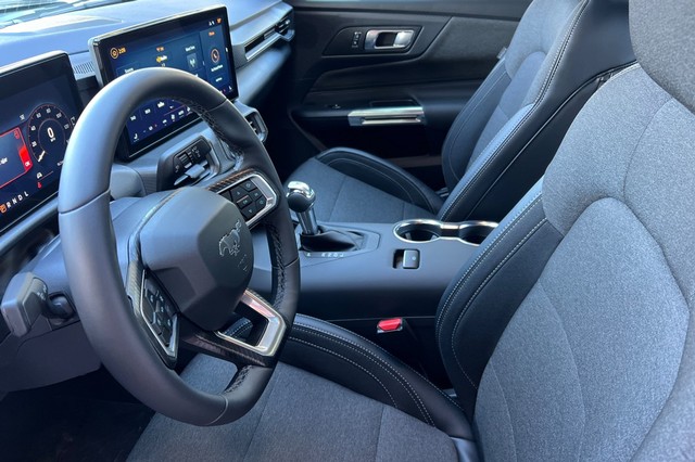 Ford Mustang Vehicle Full-screen Gallery Image 09