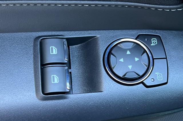 Ford Mustang Vehicle Full-screen Gallery Image 11