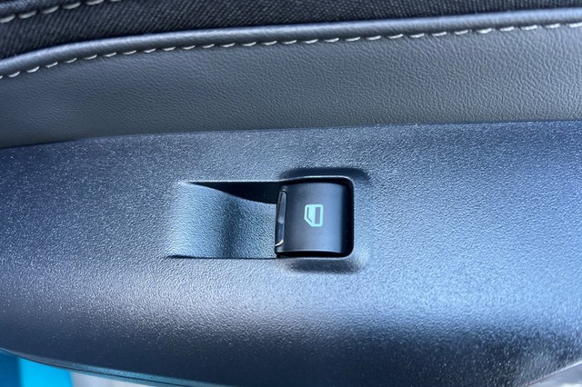 Ford Mustang Vehicle Full-screen Gallery Image 17