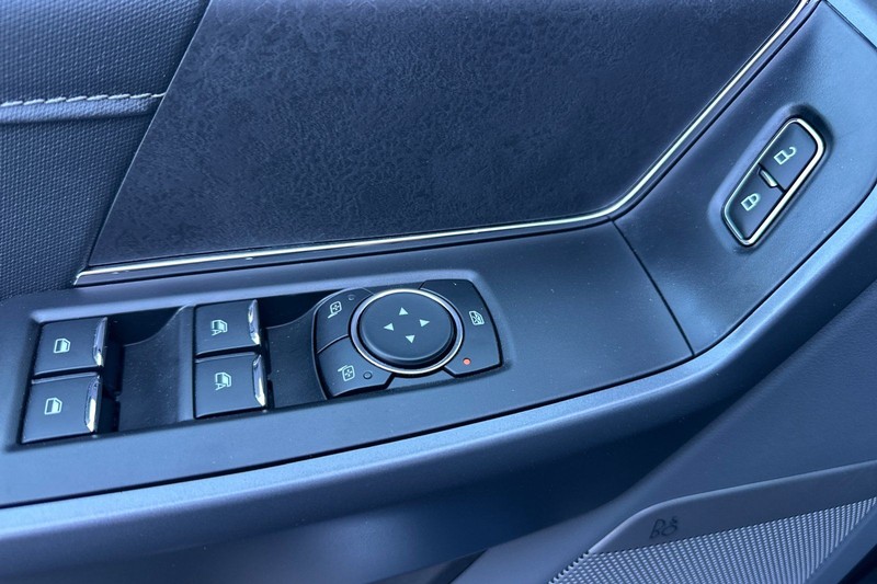 Ford F-150 Vehicle Full-screen Gallery Image 10