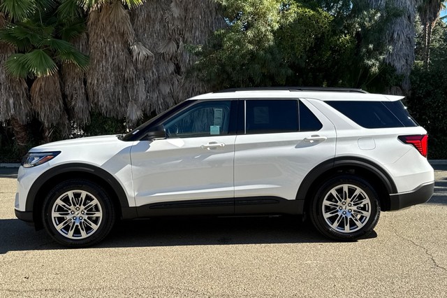 Ford Explorer Vehicle Full-screen Gallery Image 06