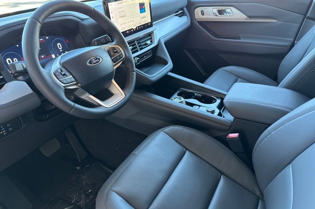 Ford Explorer Vehicle Full-screen Gallery Image 09