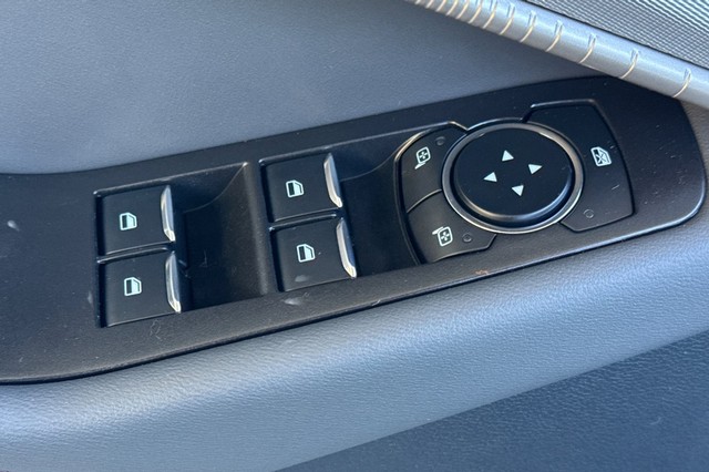 Ford Explorer Vehicle Full-screen Gallery Image 11