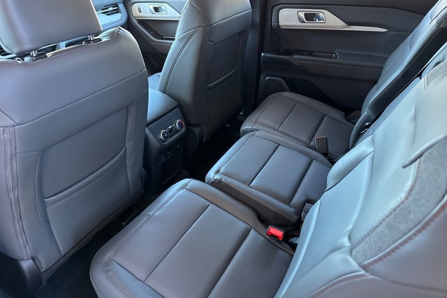 Ford Explorer Vehicle Full-screen Gallery Image 12