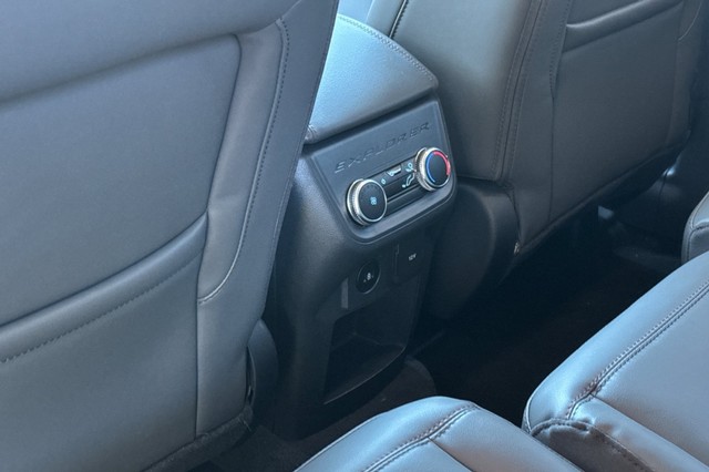 Ford Explorer Vehicle Full-screen Gallery Image 13