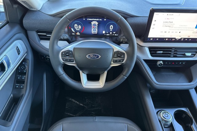 Ford Explorer Vehicle Full-screen Gallery Image 15