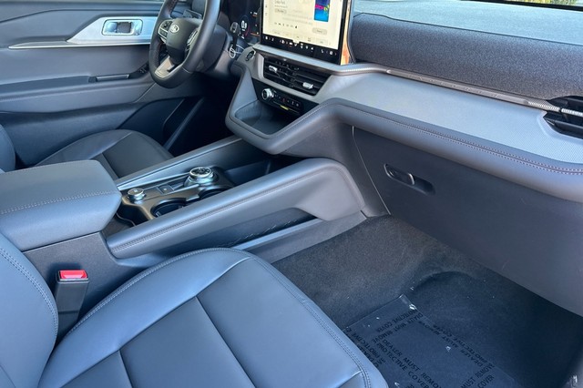 Ford Explorer Vehicle Full-screen Gallery Image 18