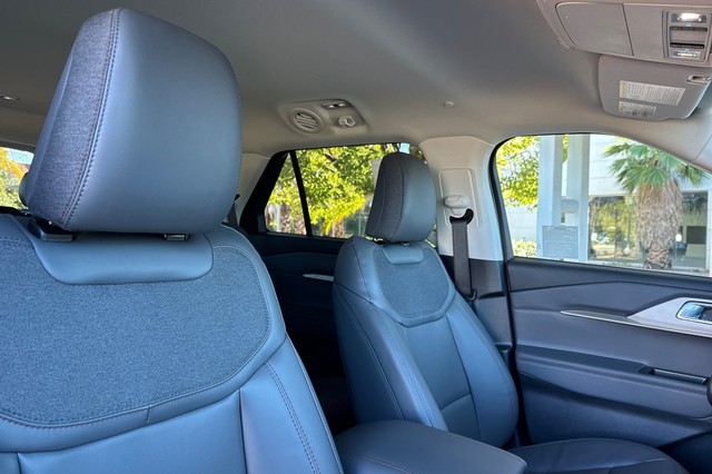 Ford Explorer Vehicle Full-screen Gallery Image 19