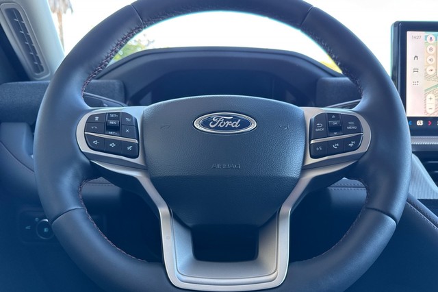 Ford Explorer Vehicle Full-screen Gallery Image 27