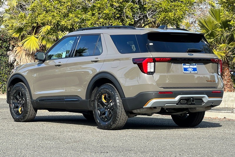 Ford Explorer Vehicle Full-screen Gallery Image 05