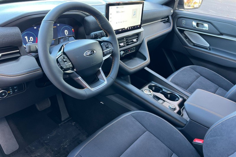 Ford Explorer Vehicle Full-screen Gallery Image 09