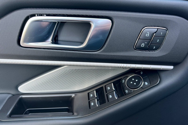 Ford Explorer Vehicle Full-screen Gallery Image 10