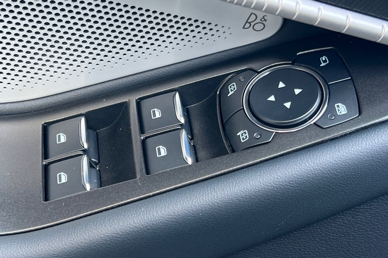 Ford Explorer Vehicle Full-screen Gallery Image 11