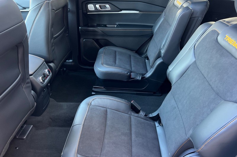 Ford Explorer Vehicle Full-screen Gallery Image 12