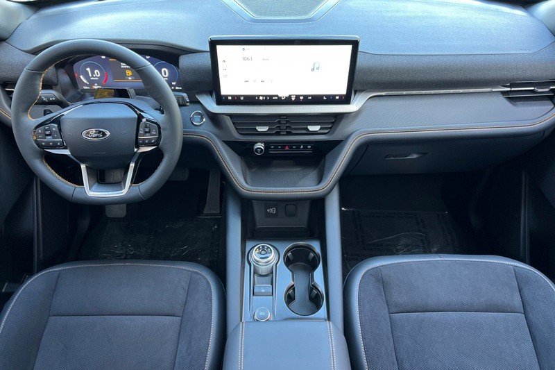 Ford Explorer Vehicle Full-screen Gallery Image 13