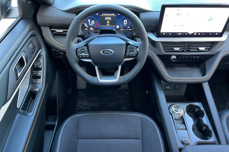 Ford Explorer Vehicle Full-screen Gallery Image 14