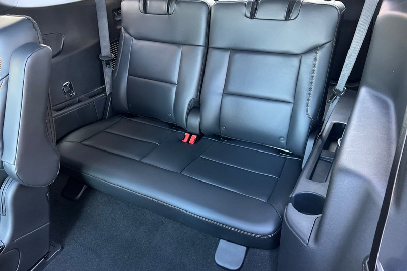 Ford Explorer Vehicle Full-screen Gallery Image 15